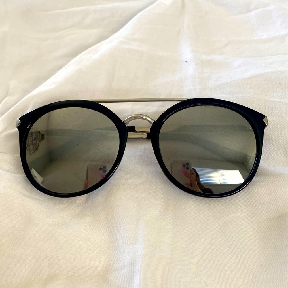 Black rounded aviator style glasses with mirrored lenses.